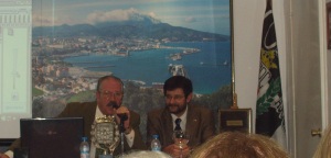 El presidente de la Casa de Ceuta Silverio de la Yeza presentando al conferenciante, Milan